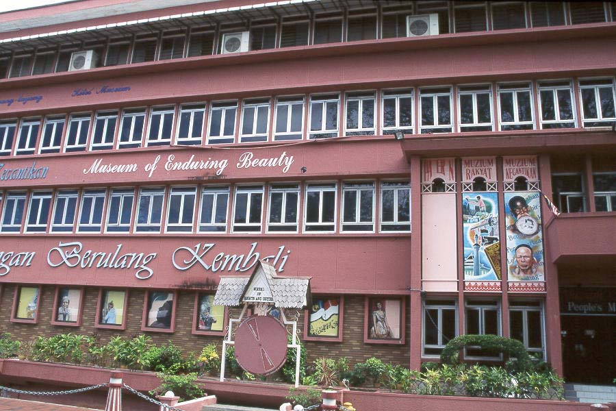 Những bảo tàng kỳ quặc trưng bày &quot;của quý&quot;, chú hề khiến du khách phải choáng váng - Ảnh 6.