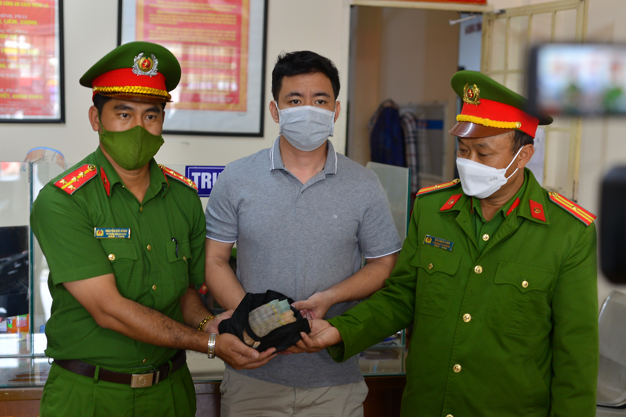 TP.Đà Lạt: Đại úy công an nhặt được 300 triệu đồng, trả lại người đánh rơi - Ảnh 1.