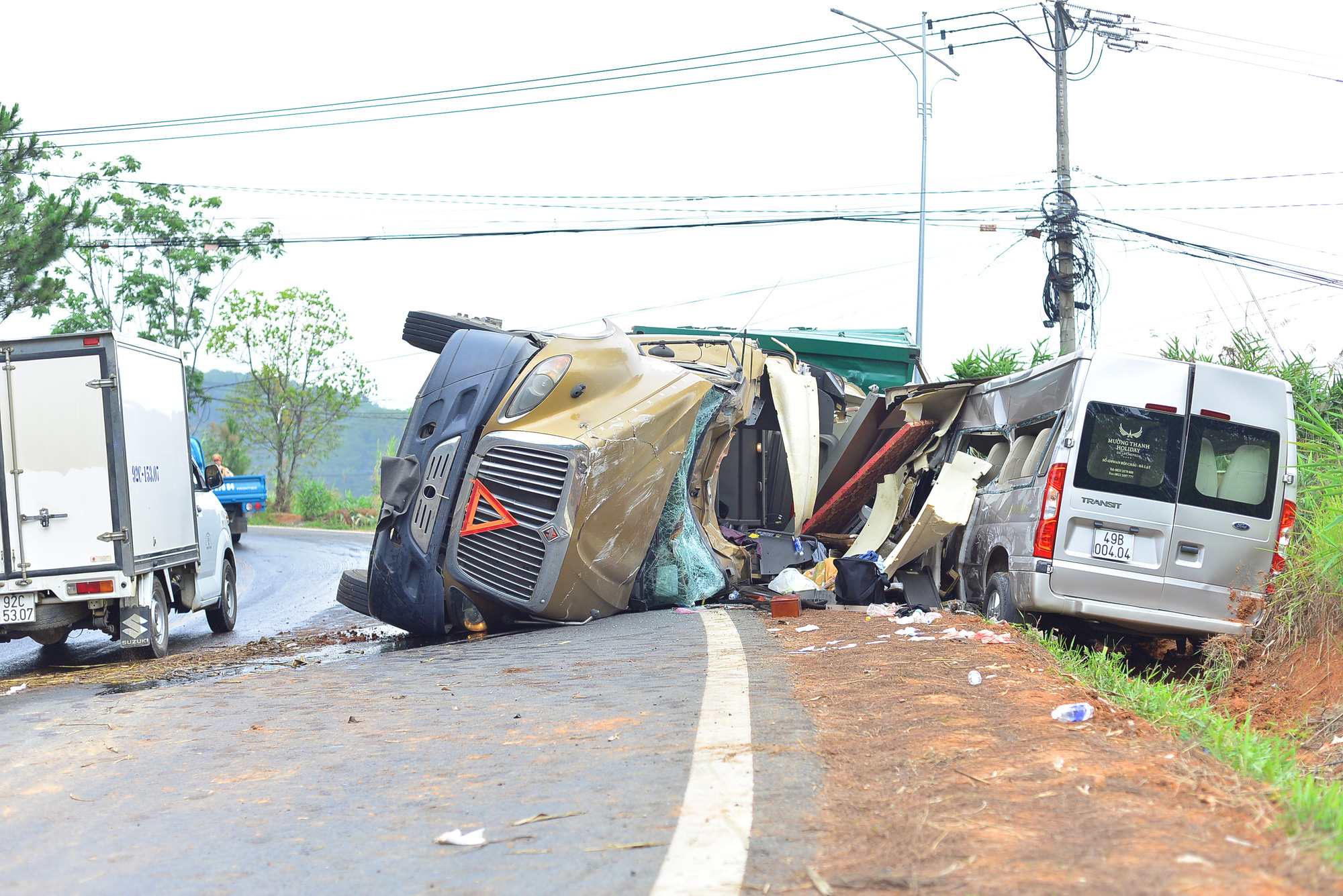TP.Đà Lạt: Xe đầu kéo va chạm xe khách trên đèo Mimosa, 7 người bị thương nhập viện cấp cứu - Ảnh 1.