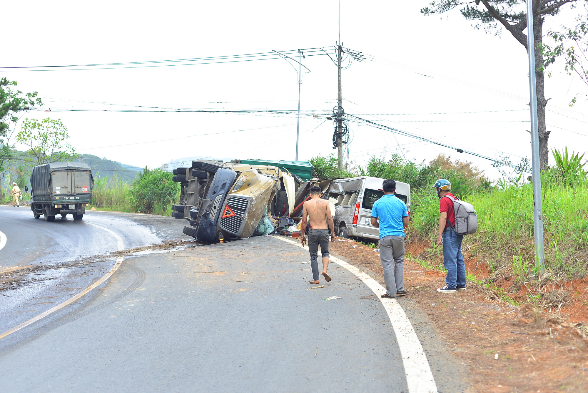 TP.Đà Lạt: Xe đầu kéo va chạm xe khách trên đèo Mimosa, 7 người bị thương nhập viện cấp cứu - Ảnh 4.