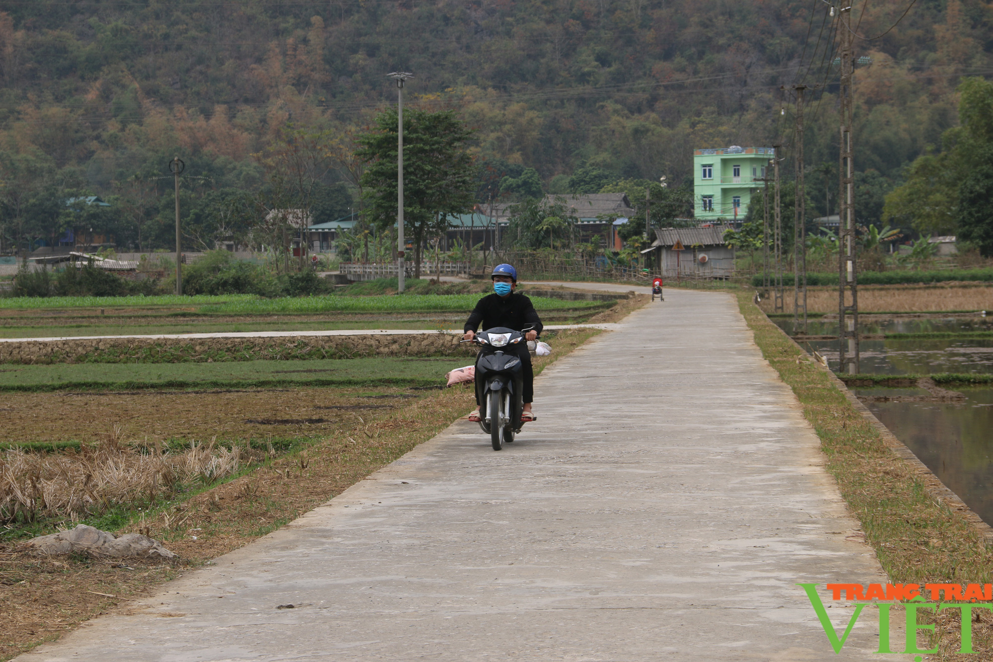 Hoà Bình: Dành hơn 22 tỷ đồng cứng hoá đường giao thông nông thôn - Ảnh 4. Hoà Bình: Dành hơn 22 tỷ đồng cứng hoá đường giao thông nông thôn - Ảnh 4.