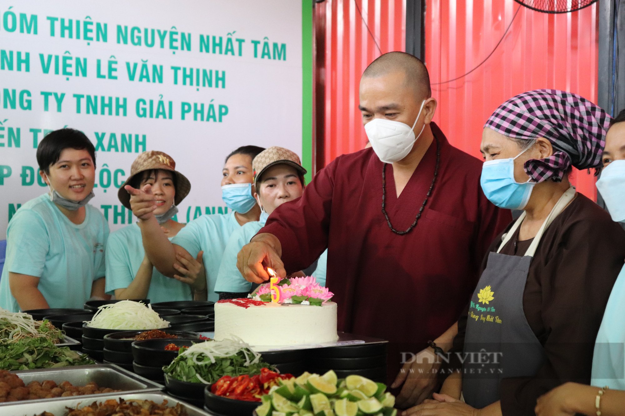 Nhà hàng nấu thức ăn chay “0 đồng”: Mang nghề đến cho học viên, yêu thương cho bệnh nhân nghèo - Ảnh 1.