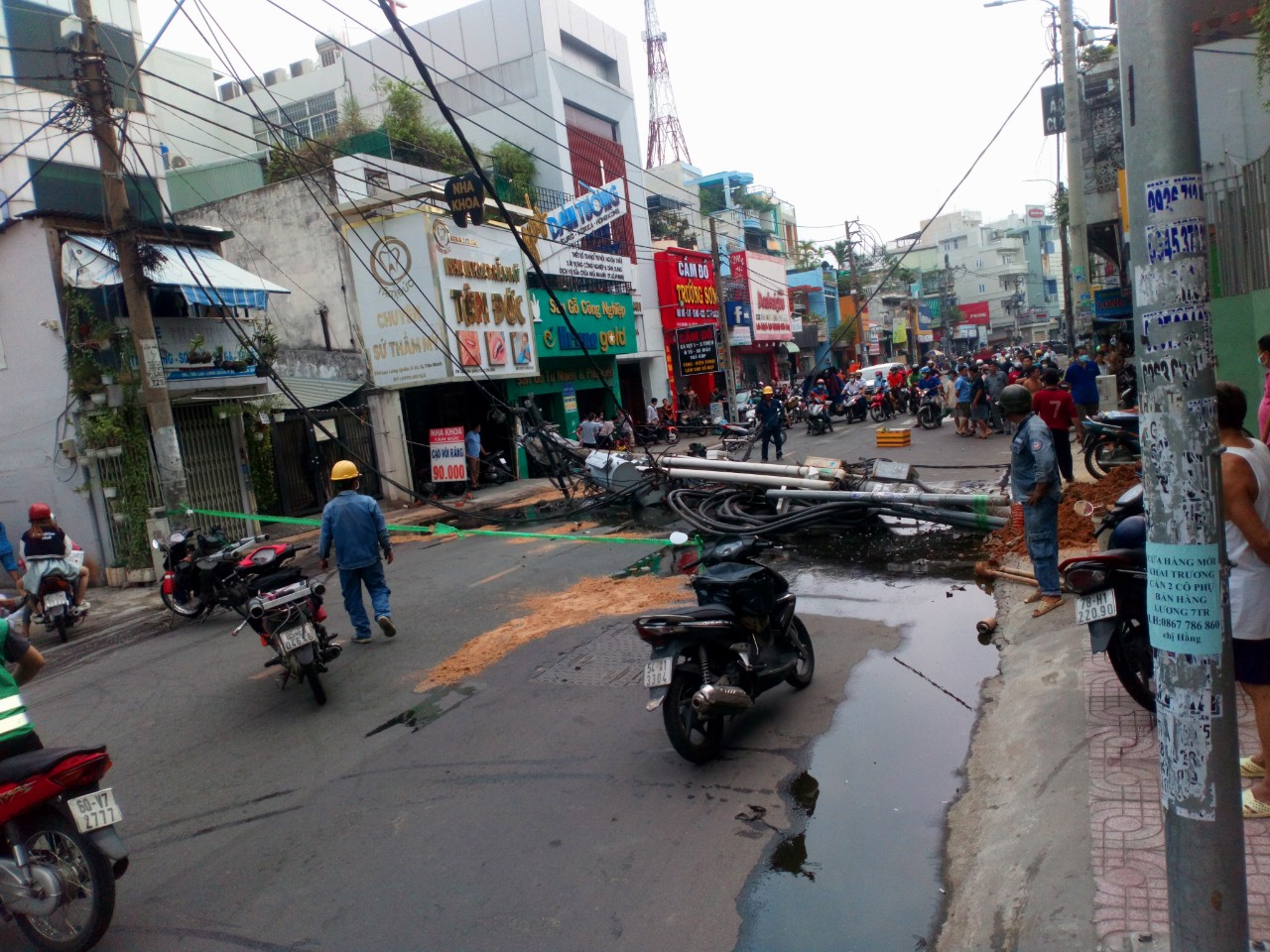 TP.HCM: Trụ điện dài hơn 5m gãy chắn ngang đường Lạc Long Quân - Ảnh 1.