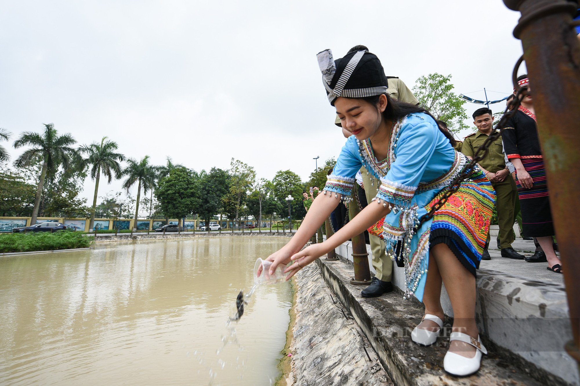 Độc đáo Lễ buộc chỉ tay trong Tết cổ truyền Lào và Campuchia - Ảnh 6.