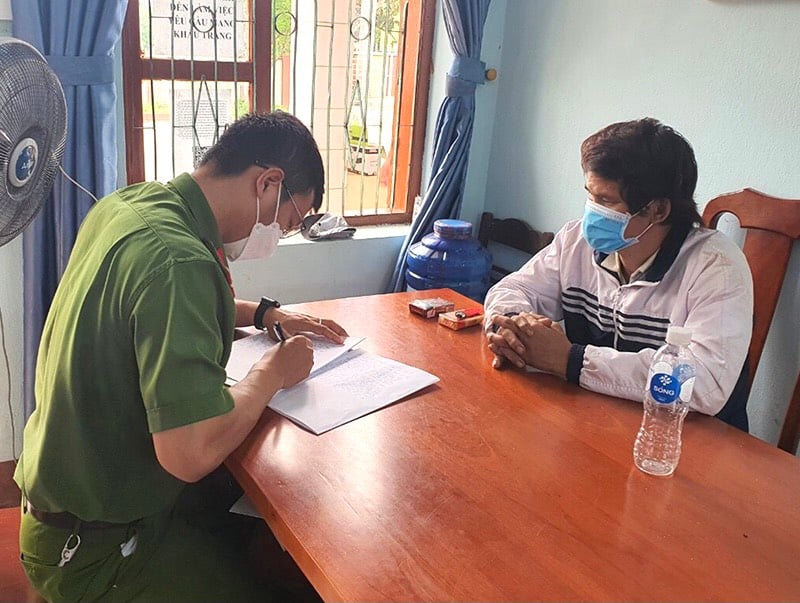 Quảng Bình: Đối tượng truy nã kề dao ở cổ dọa chết khi công an vây bắt - Ảnh 1.