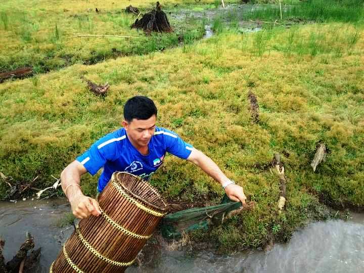 Lội suối Tây Nguyên đơm xúc thứ cá suối &quot;lung tung&quot; này về gói vào lá rừng nướng củi, mở ra thơm khắp nhà - Ảnh 2.