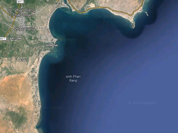 Ninh Thuận: Khẩn trương ứng phó sự cố tàu chở 3.260 tấn tôn bị chìm trên Vịnh Phan Rang - Ảnh 1.