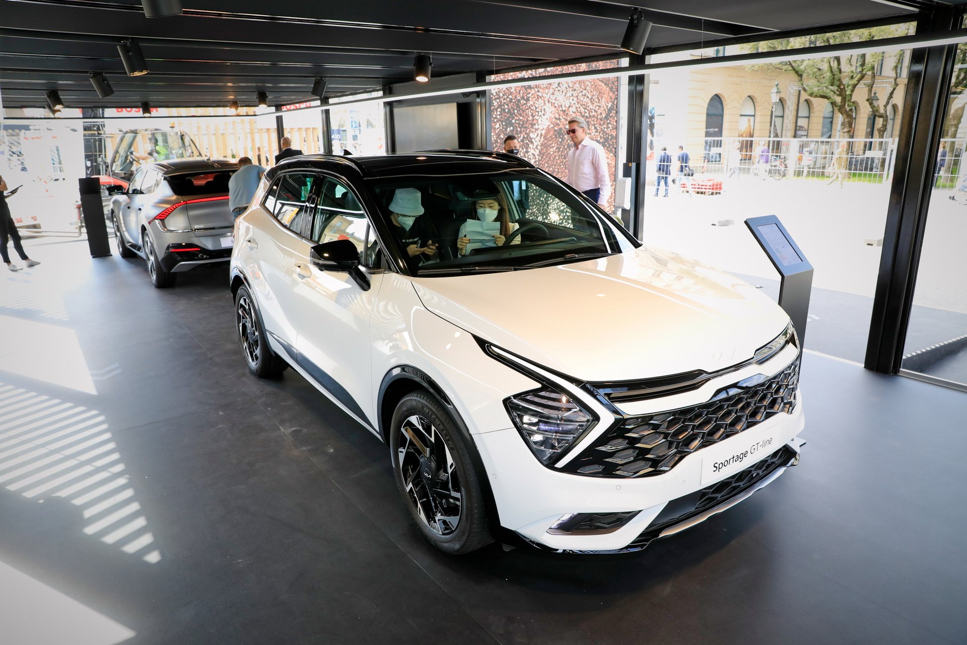 Lộ giá chi tiết các phiên bản KIA Sportage 2022 sắp ra mắt Việt Nam đấu Hyundai Tucson - Ảnh 1.