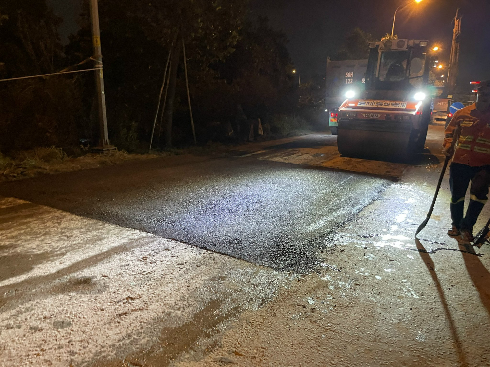 Hố &quot;tử thần&quot; suýt nuốt đầu xe tải tại TP.HCM: Đã được khắc phục, sửa chữa ngay trong đêm - Ảnh 3.
