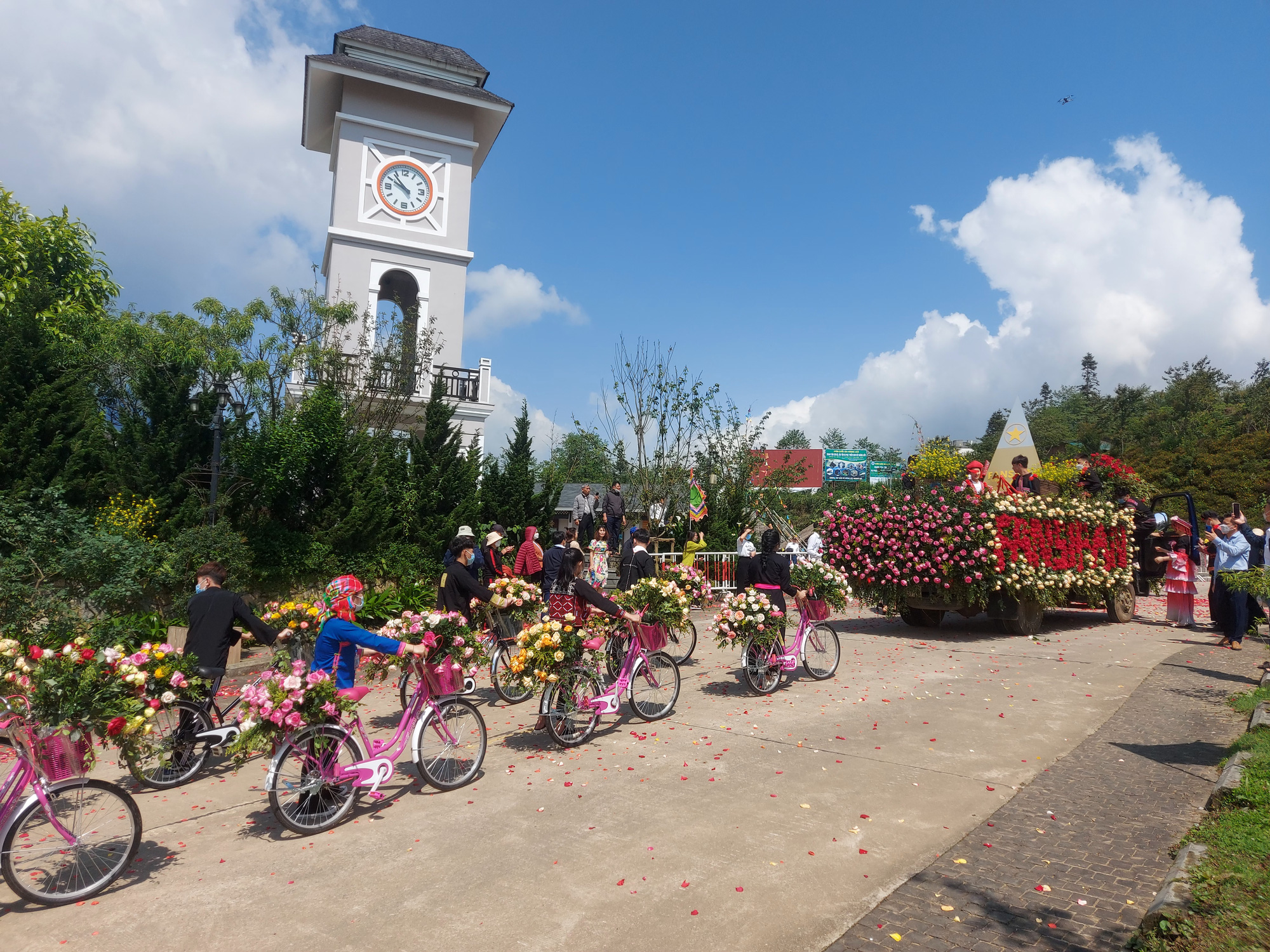 Rực rỡ sắc màu &quot;Lễ hội hoa hồng Fansipan 2022&quot; tại Sa Pa - Ảnh 10.