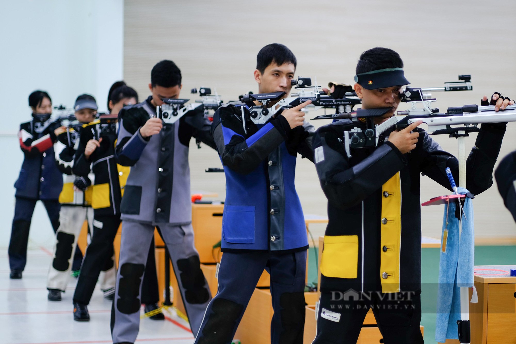 Vào trường bắn xem xạ thủ Việt Nam &quot;luyện vàng&quot; trước thềm SEA Games 31 - Ảnh 2.