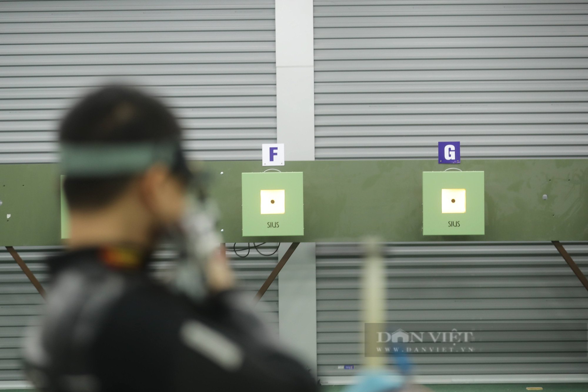 Vào trường bắn xem xạ thủ Việt Nam &quot;luyện vàng&quot; trước thềm SEA Games 31 - Ảnh 5.