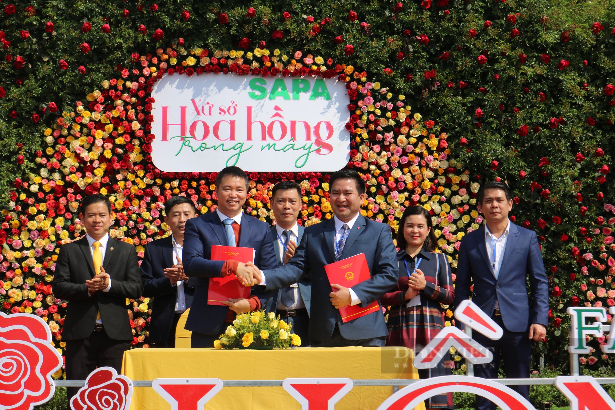 Rực rỡ sắc màu &quot;Lễ hội hoa hồng Fansipan 2022&quot; tại Sa Pa - Ảnh 4.
