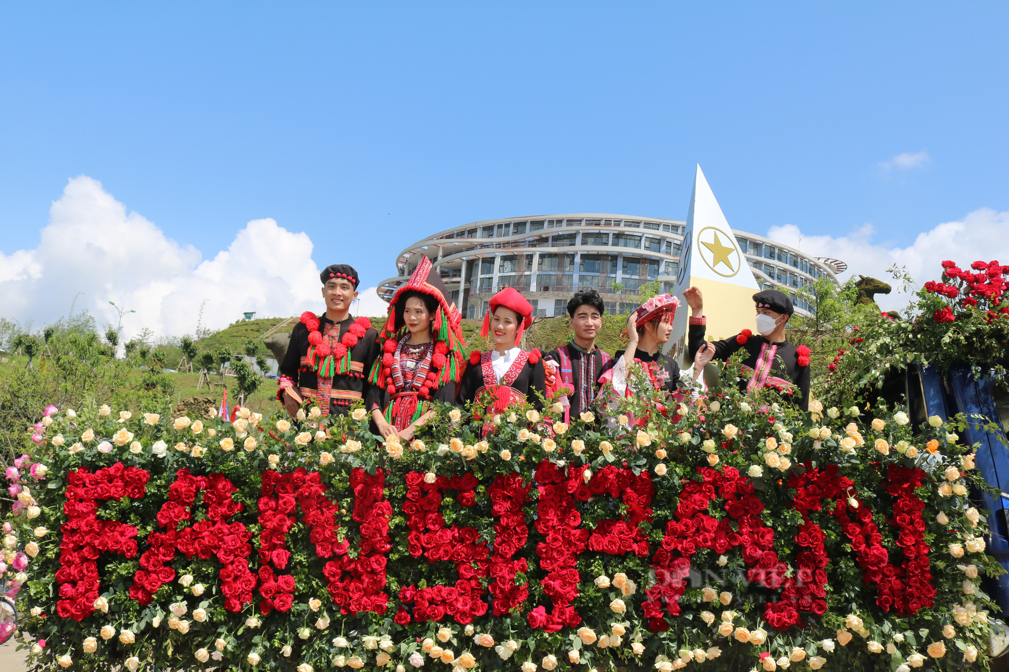 Rực rỡ sắc màu &quot;Lễ hội hoa hồng Fansipan 2022&quot; tại Sa Pa - Ảnh 13.