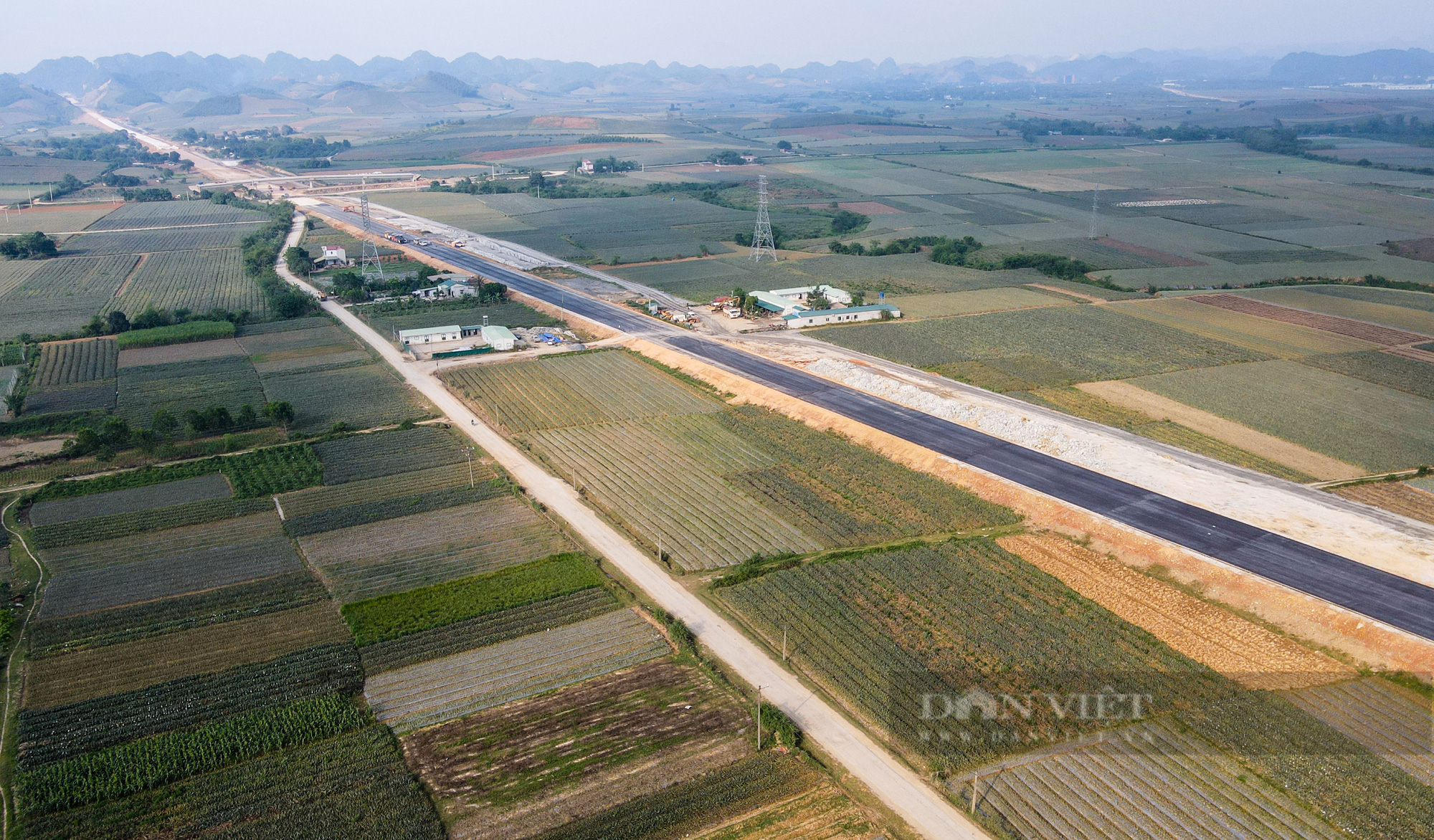 Hơn 200 m thảm nhựa đường đầu tiên tại cao tốc Bắc Nam đoạn Ninh Bình - Thanh Hoá - Ảnh 3.