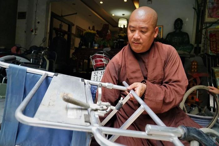 Tái chế xe lăn đặc biệt cho người khuyết tật - Ảnh 2.