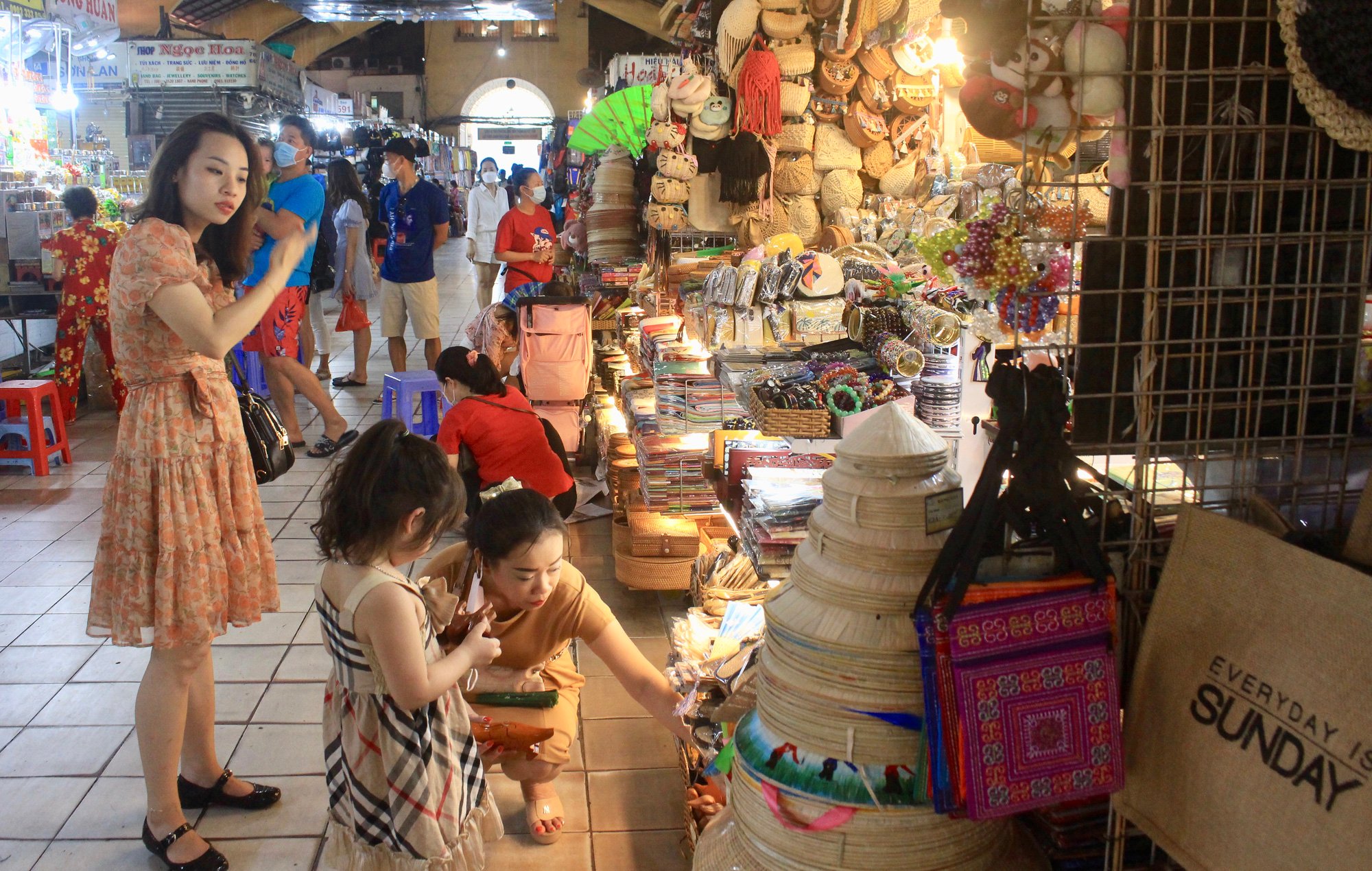 Chợ Bến Thành khách Tây, khách ta nhộn nhịp - Ảnh 3.