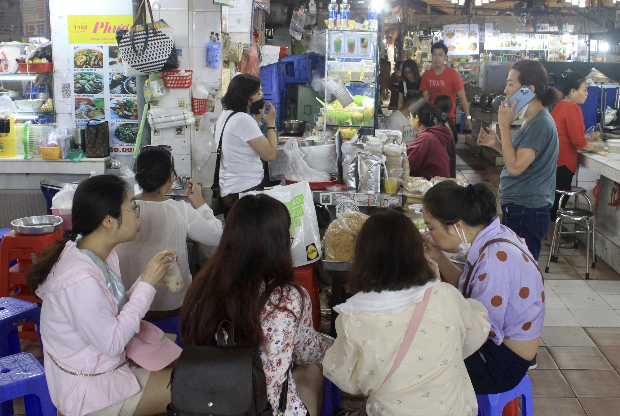Chợ Bến Thành khách Tây, khách ta nhộn nhịp - Ảnh 7.