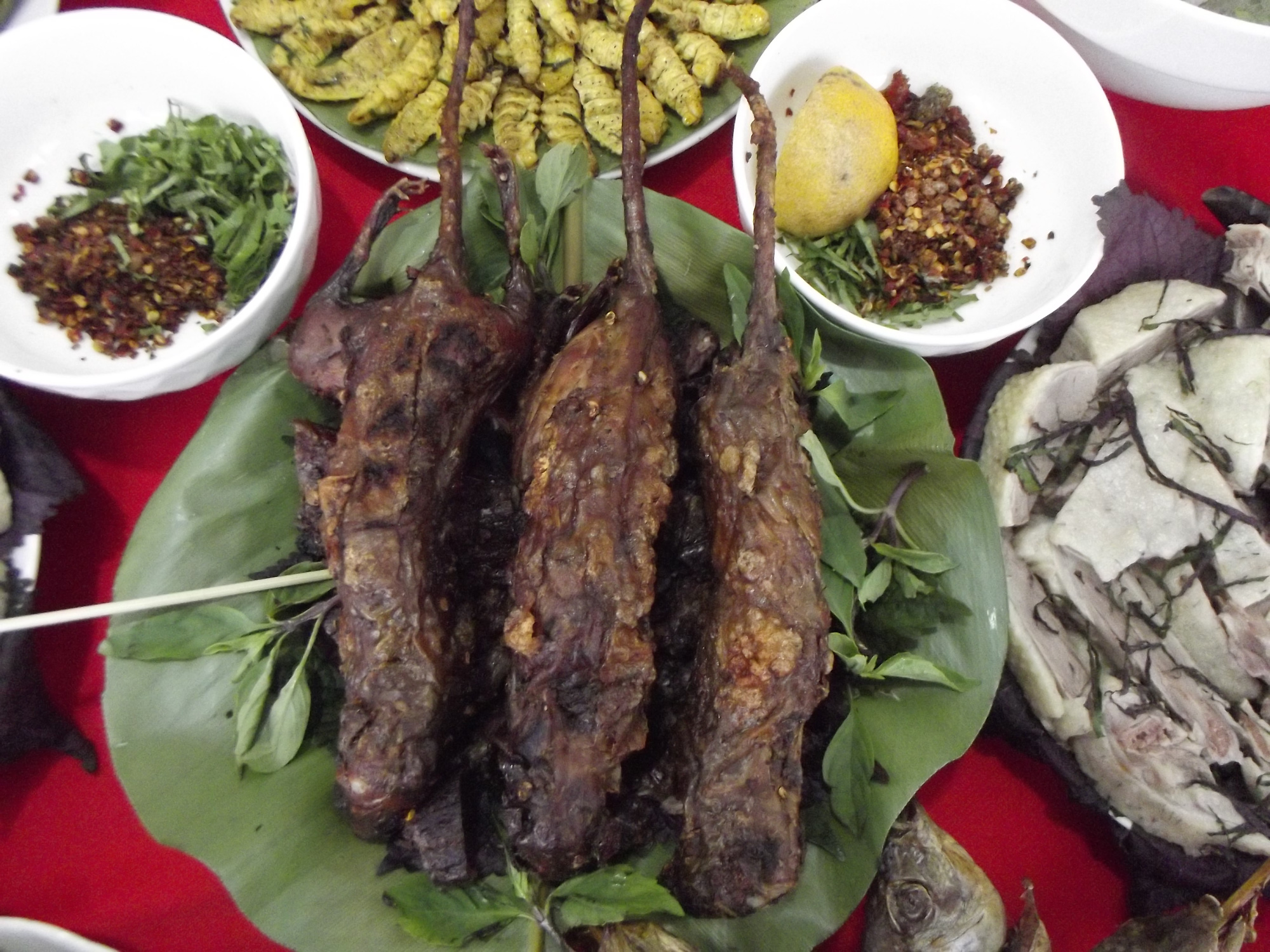 Lào Cai: Loài vật gì mang ý nghĩa tâm linh, được người La Chí đưa vào lễ cúng, ăn quanh năm suốt tháng? - Ảnh 4.