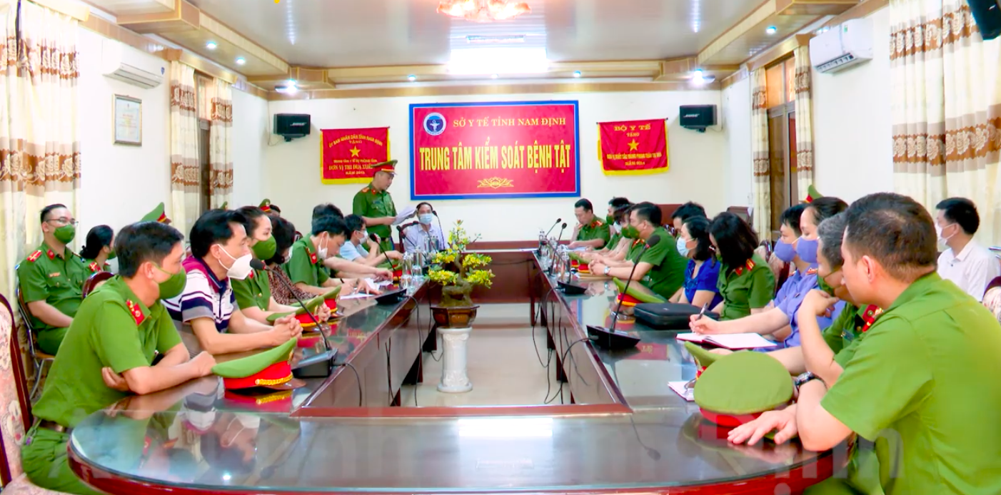 Bắt Giám đốc CDC Nam Định: Cán bộ CDC bật khóc khi bị áp giải - Ảnh 1.