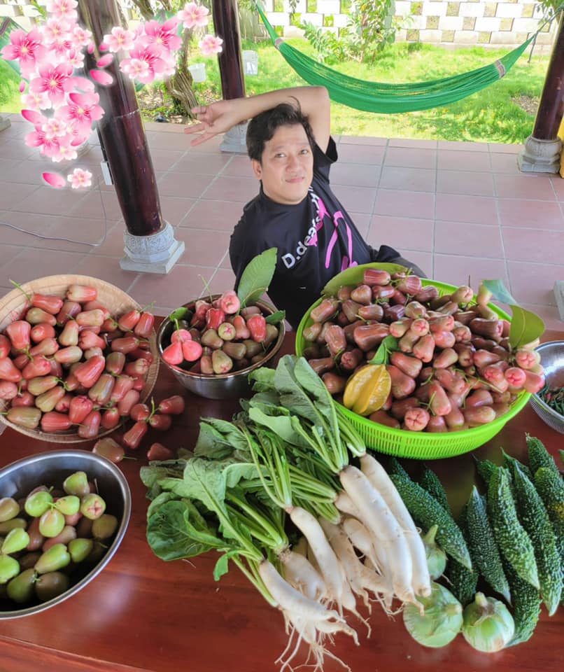 Nhà đẹp của Trường Giang gây &quot;choáng&quot; vì khu vườn &quot;vàng bạc&quot; đủ loại rau xanh mướt, hồ cá Koi tiền tỷ  - Ảnh 6.