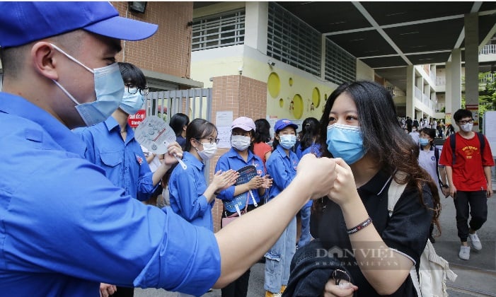 Tuyển sinh đại học 2022: Thí sinh 2k4 “mắc kẹt” giữa chọn ngành hot hay vì đam mê - Ảnh 1.