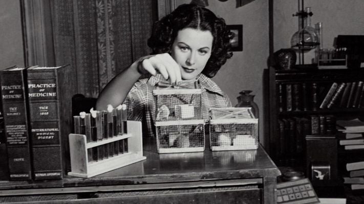 Được mệnh danh là &quot;người phụ nữ đẹp nhất thế giới&quot;, nữ diễn viên Hollywood Hedy Lamarr đã đóng vai chính trong hàng chục bộ phim trong sự nghiệp kéo dài hàng thập kỷ. Ảnh: @AFP.