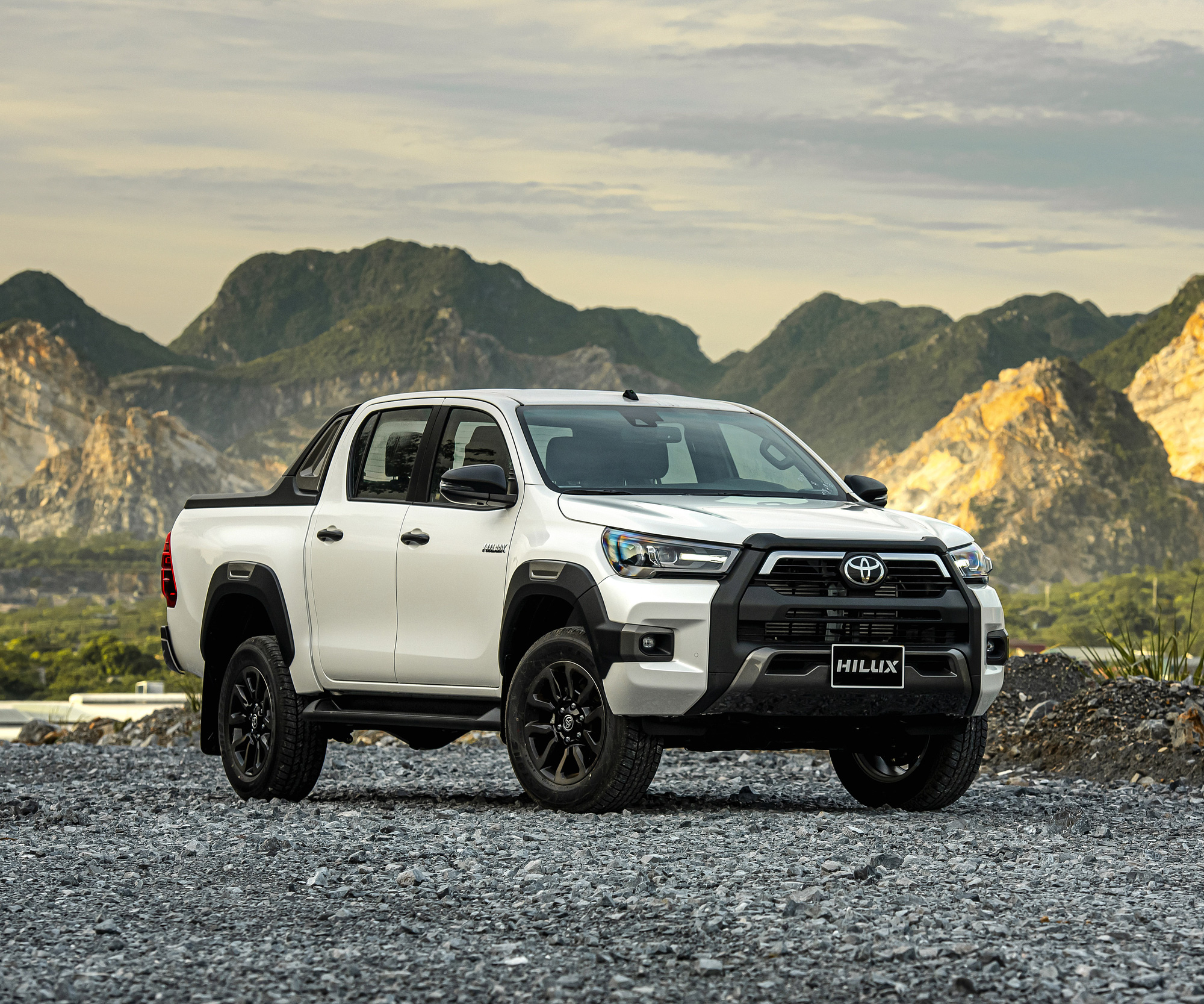 Phân khúc xe bán tải: Ford Ranger bán chạy vẫn có thế hệ mới, Toyota Hilux chưa bán lại - Ảnh 3.
