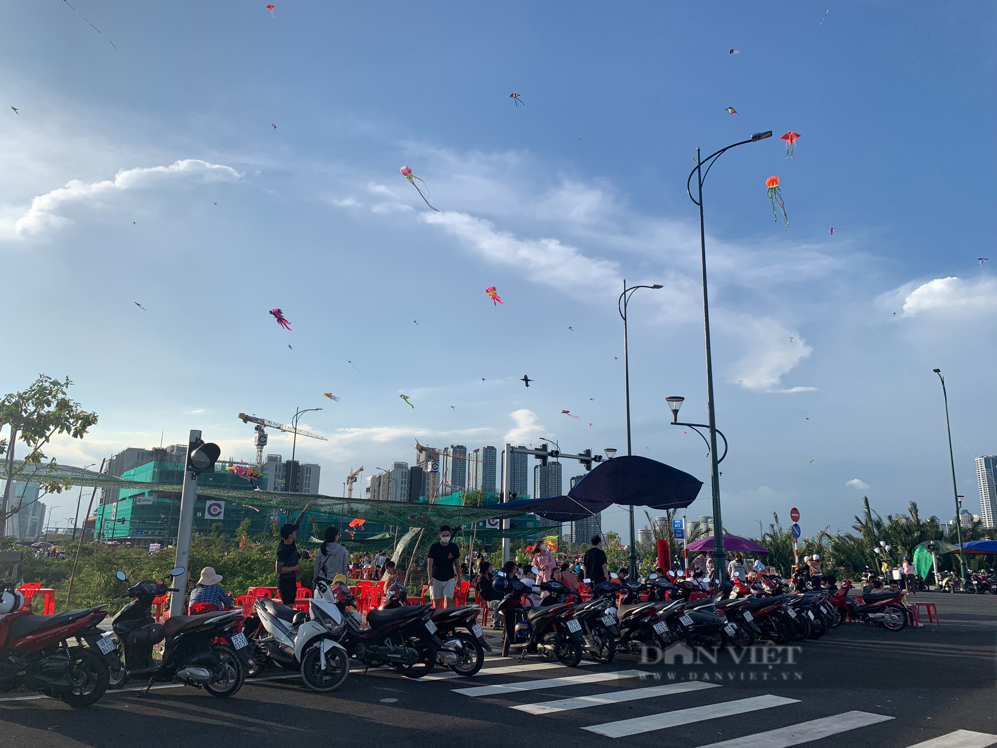 Những cánh diều bay trên các tòa nhà chọc trời ở Sài Gòn - Ảnh 1.