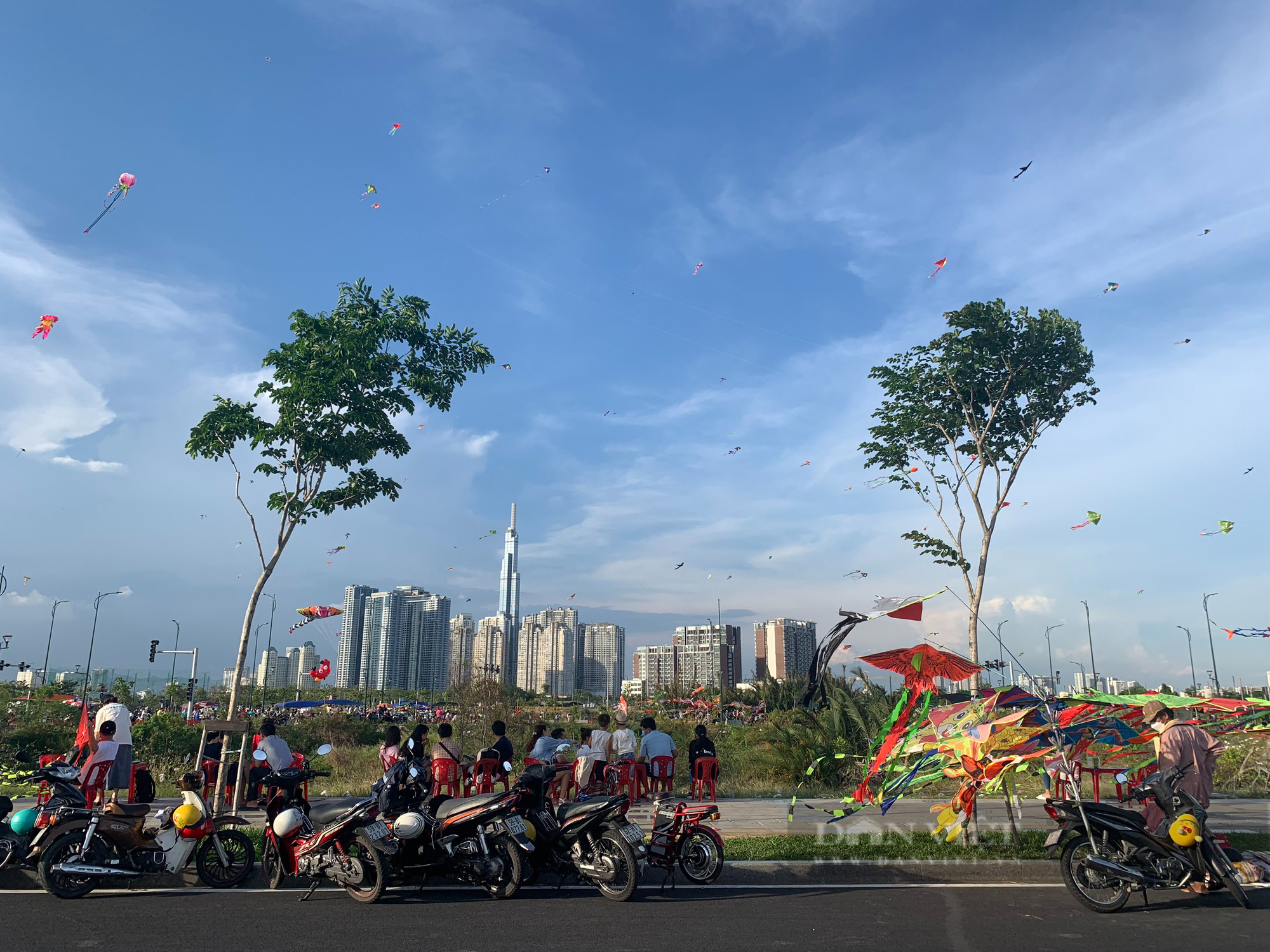 Những cánh diều bay trên các tòa nhà chọc trời ở Sài Gòn - Ảnh 2.