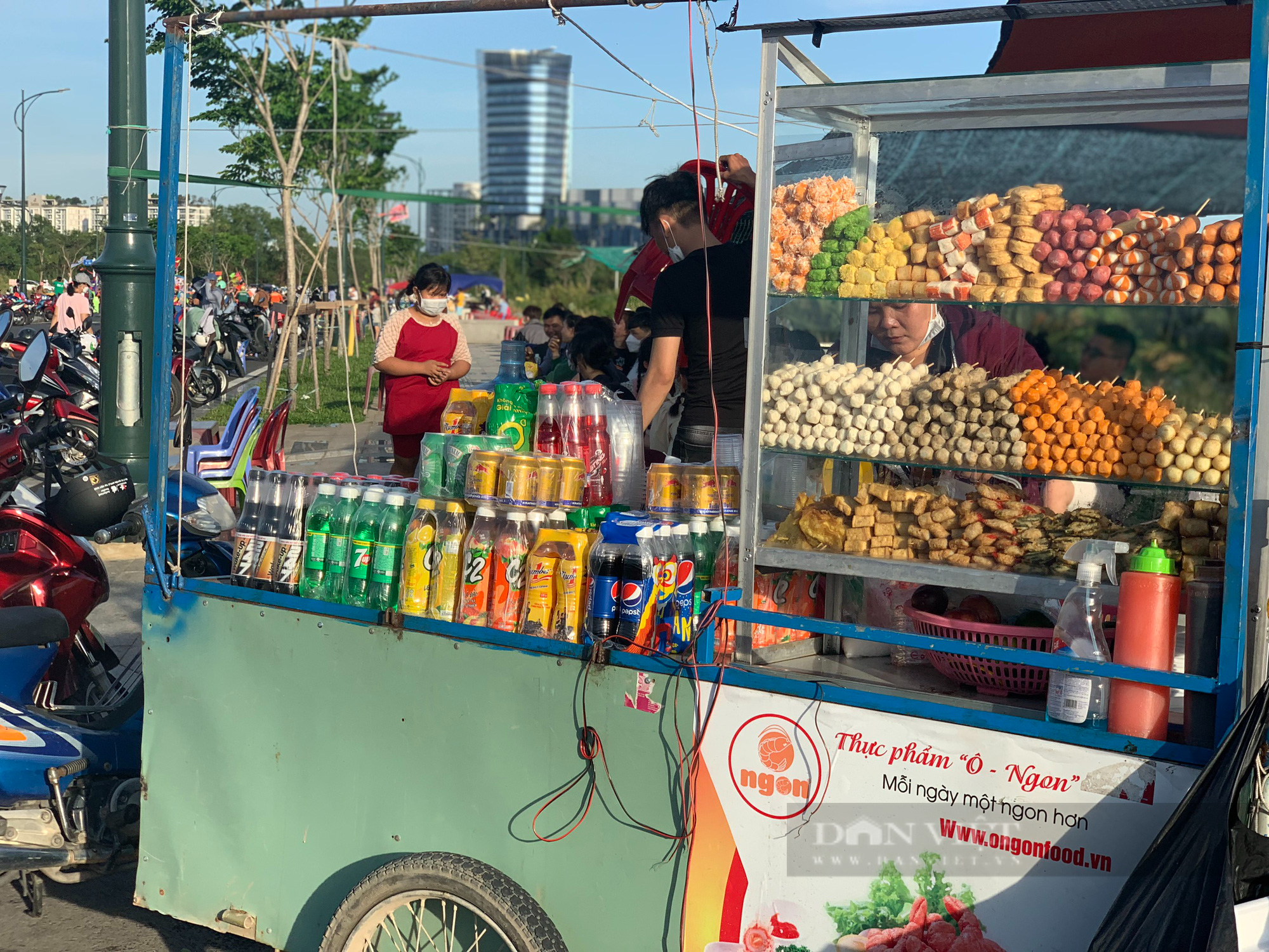 Những cánh diều bay trên các tòa nhà chọc trời ở Sài Gòn - Ảnh 3.