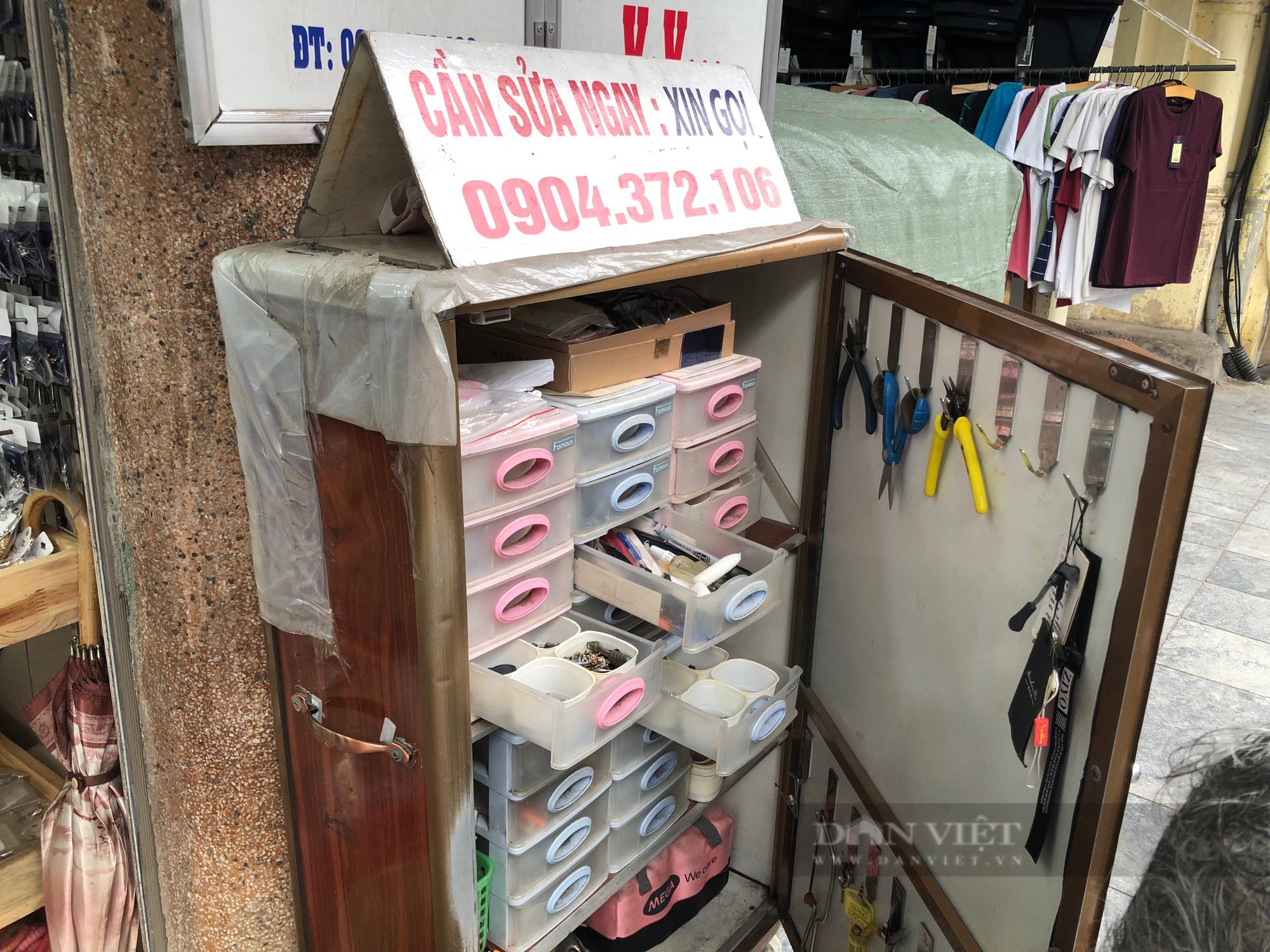 Nghề lạ ở Hà Nội: Ngồi vỉa hè phố cổ chỉ khâu, vá balo túi xách mà kiếm cả chỉ vàng mỗi tháng - Ảnh 5.