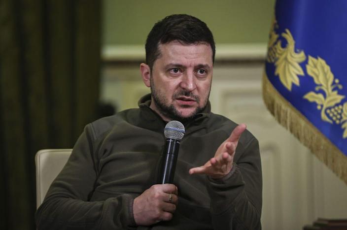 Cạn kiệt vũ khí, ông Zelensky chỉ trích một số nước phương Tây đang chiêu trò với Ukraine - Ảnh 1.