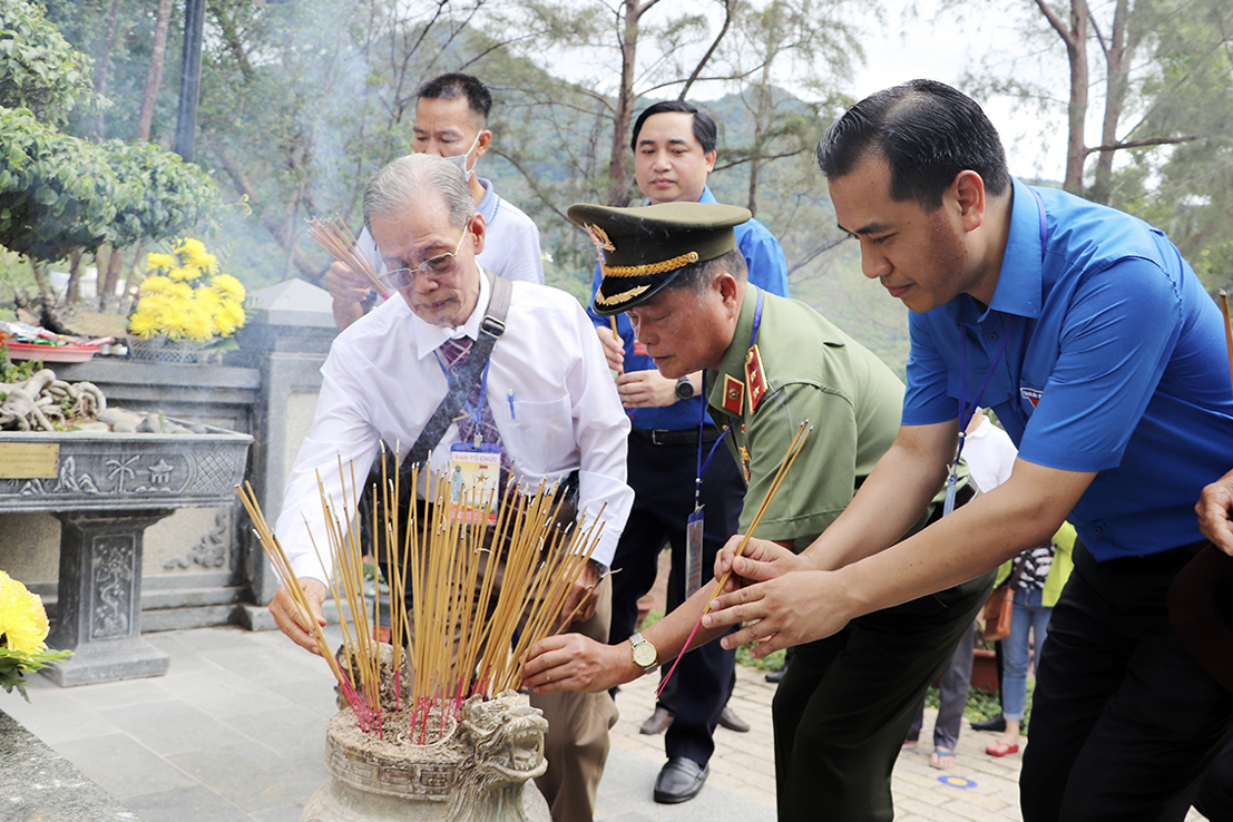 Dâng hương, dâng hoa tưởng niệm các anh hùng liệt sĩ tại Côn Đảo - Ảnh 1.