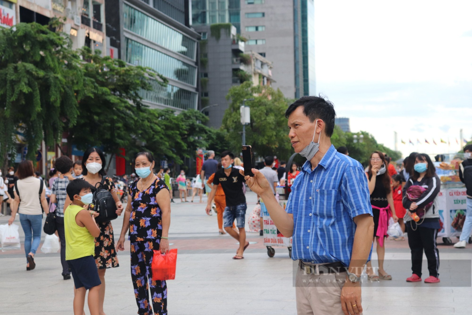 TP.HCM: Phố đi bộ Nguyễn Huệ chật kính người trước giờ bắn pháo hoa ngày 30/4 - Ảnh 5.