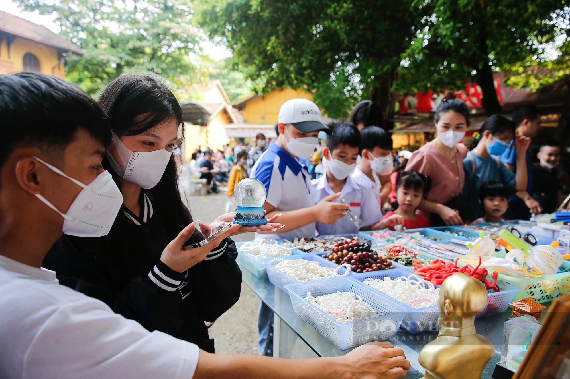 Dòng người &quot;đi trong thương nhớ&quot; vào Lăng viếng Chủ tịch Hồ Chí Minh trong ngày 30/4 - Ảnh 10.