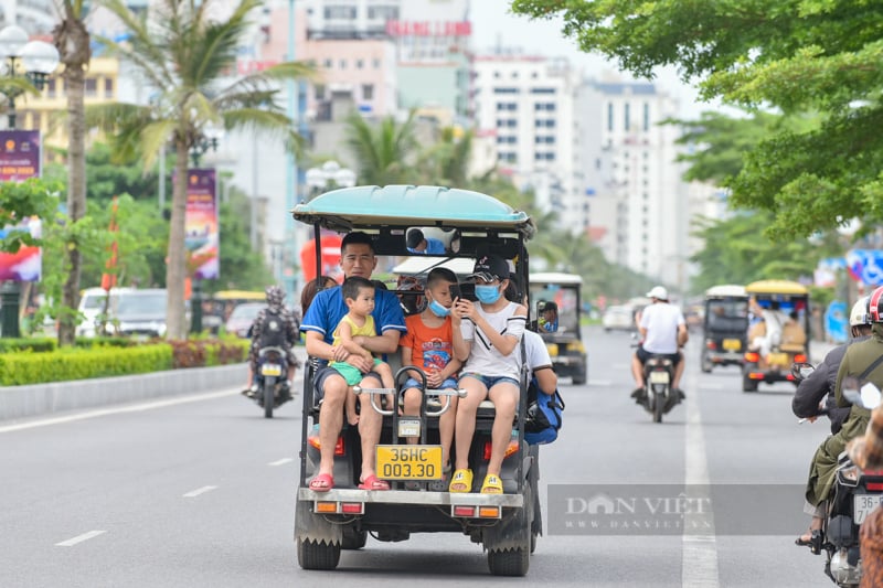 Các bãi biển ở Thanh Hóa ken đặc người trong ngày đầu nghỉ lễ - Ảnh 7.