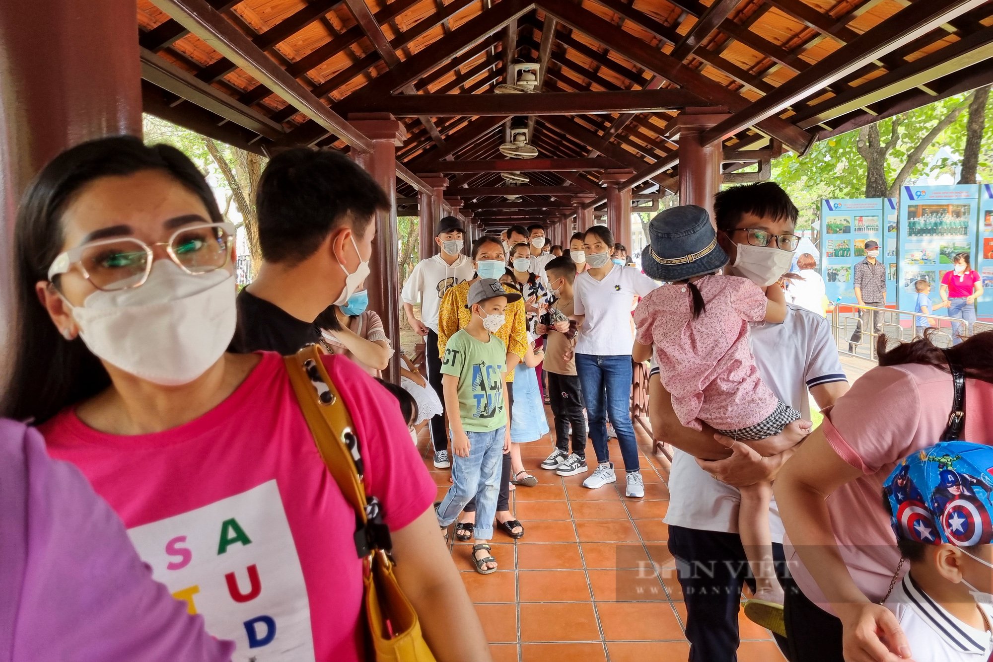 Dòng người &quot;đi trong thương nhớ&quot; vào Lăng viếng Chủ tịch Hồ Chí Minh trong ngày 30/4 - Ảnh 3.