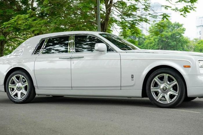 Rolls-Royce Phantom biển khủng, giới hạn 100 chiếc tại Hà Nội - Ảnh 2.