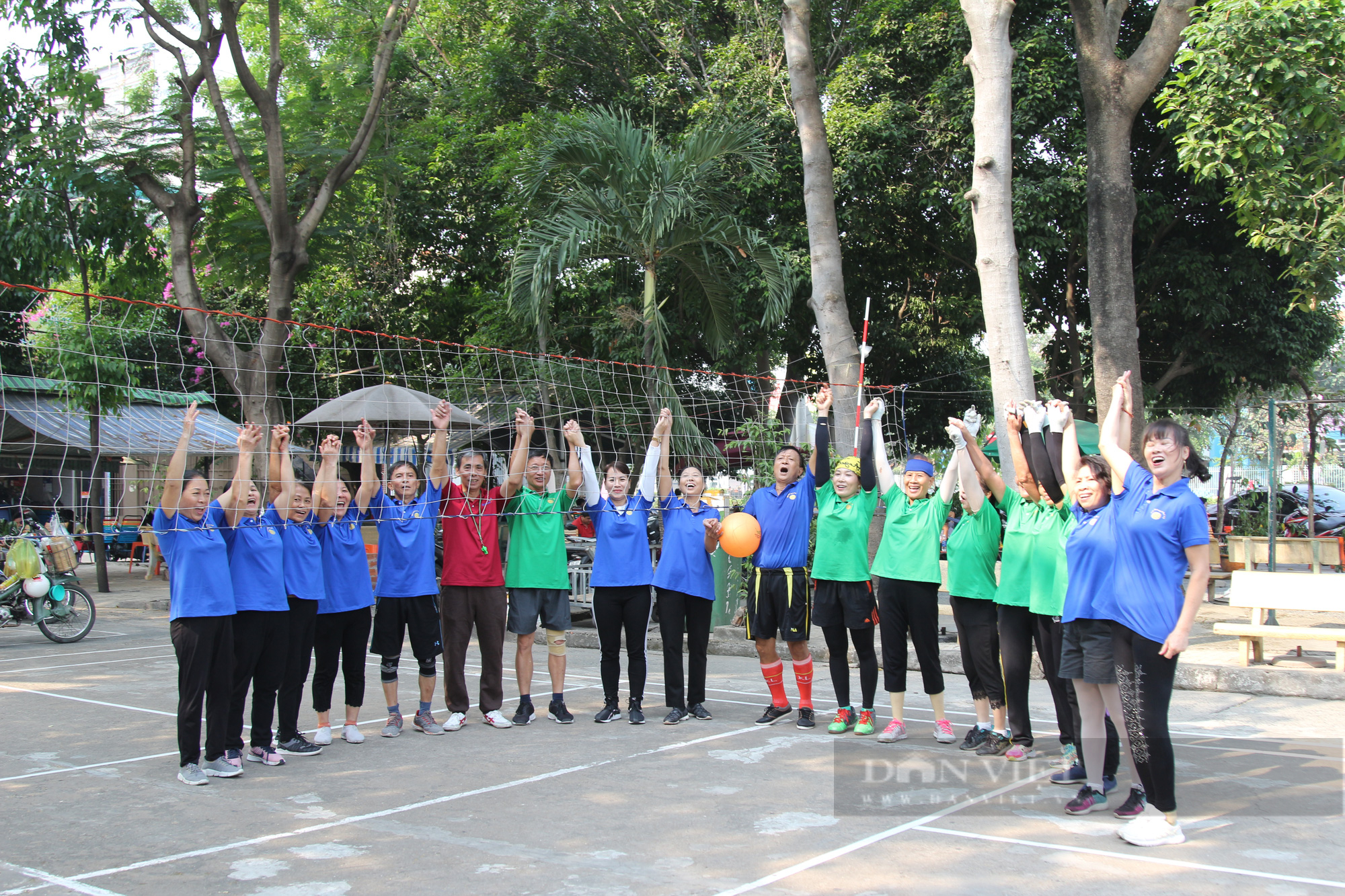 Tinh thần thể thao của đội bóng chuyền U70 - Ảnh 2.