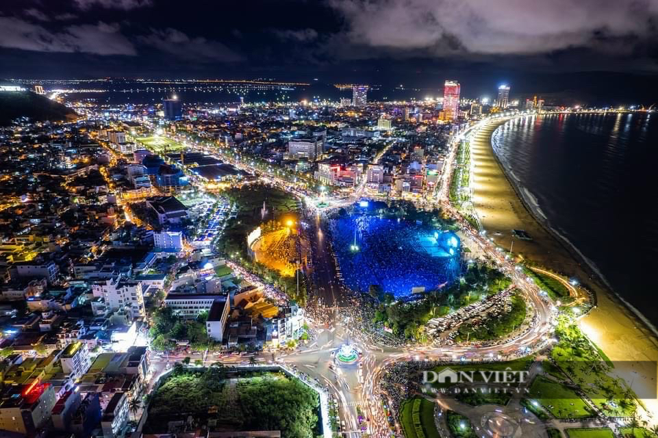 Quy Nhơn chật kín người, kẹt xe 'chưa từng có'  - Ảnh 2.