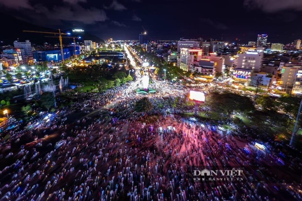Quy Nhơn chật kín người, kẹt xe 'chưa từng có'  - Ảnh 4.