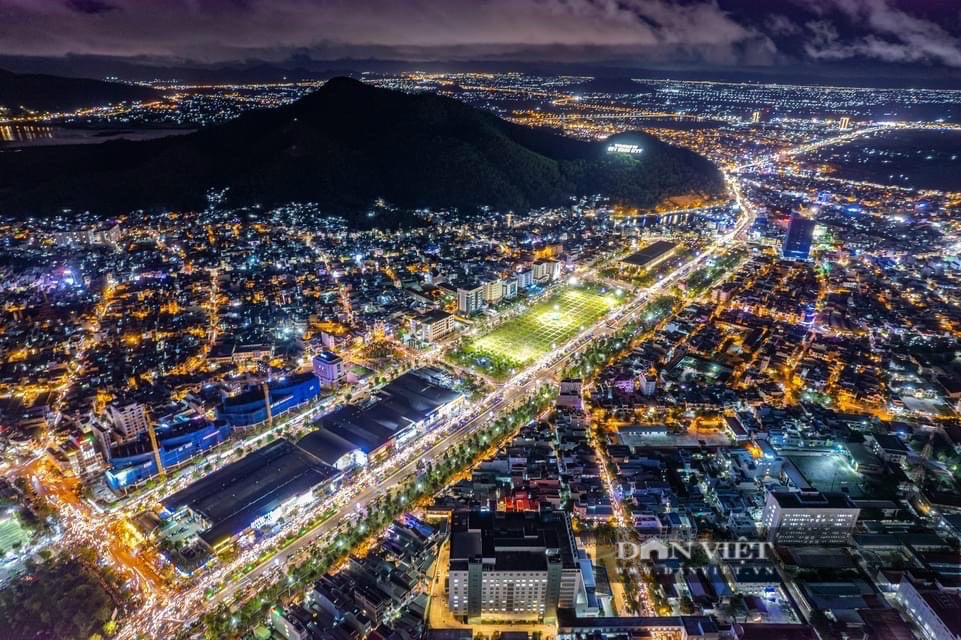 Quy Nhơn chật kín người, kẹt xe 'chưa từng có'  - Ảnh 7.