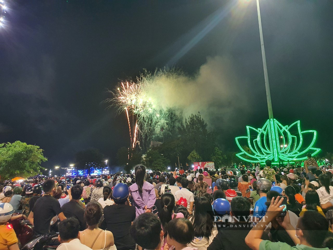 Quy Nhơn chật kín người, kẹt xe 'chưa từng có'  - Ảnh 8.