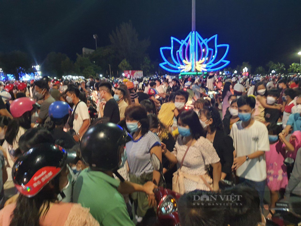 Quy Nhơn chật kín người, kẹt xe 'chưa từng có'  - Ảnh 10.