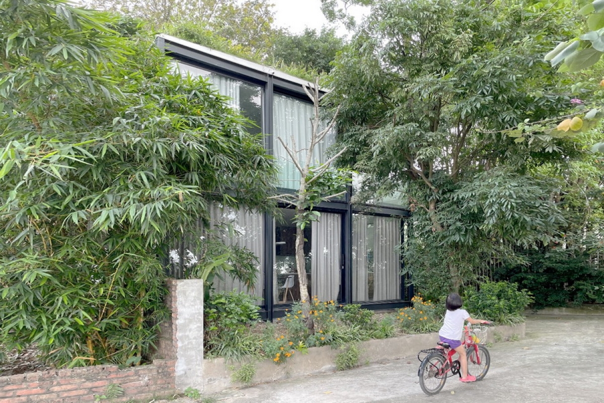 Ngôi nhà nhỏ trong suốt bên sông - Ảnh 1. Ngôi nhà nhỏ trong suốt bên sông - Ảnh 1.