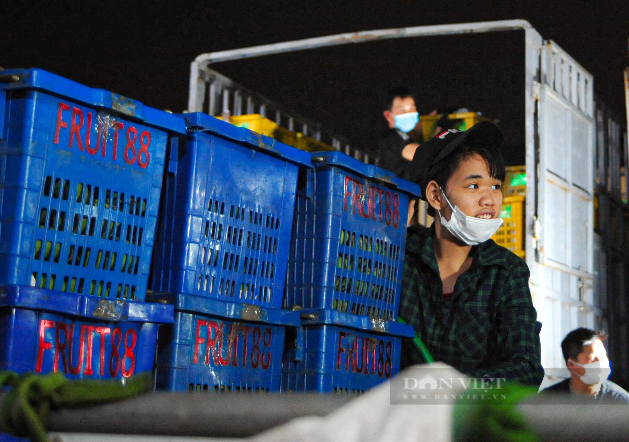 CÔ BÉ CỬU VẠN NHỎ TUỔI NHẤT CHỢ LONG BIÊN VÀ NỖI NIỀM NGƯỜI MẸ VỀ ĐỨA CON KHỜ DẠI - Ảnh 1.