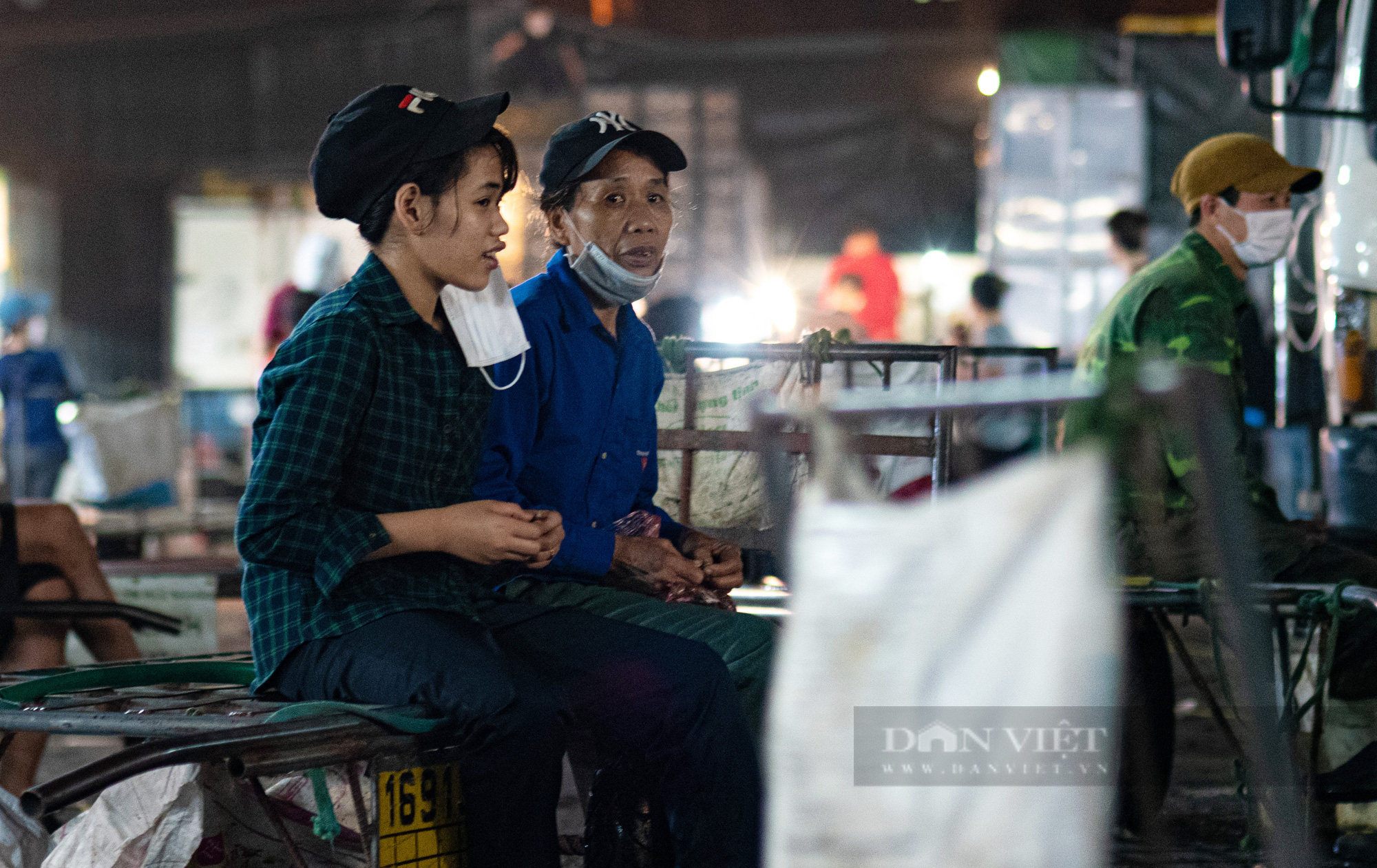 CÔ BÉ CỬU VẠN NHỎ TUỔI NHẤT CHỢ LONG BIÊN VÀ NỖI NIỀM NGƯỜI MẸ VỀ ĐỨA CON KHỜ DẠI - Ảnh 2.