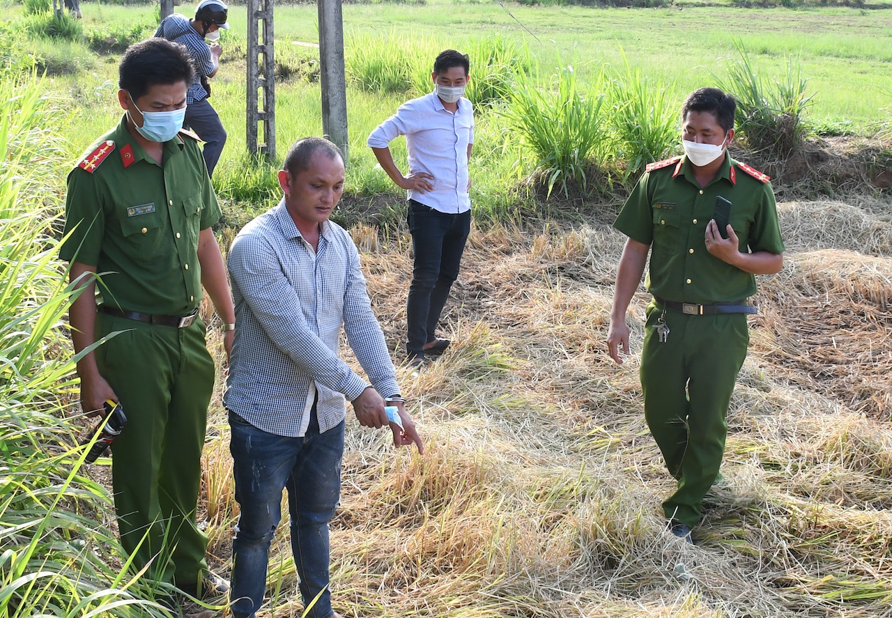 Nghi phạm sát hại con nợ ra đầu thú - Ảnh 1.