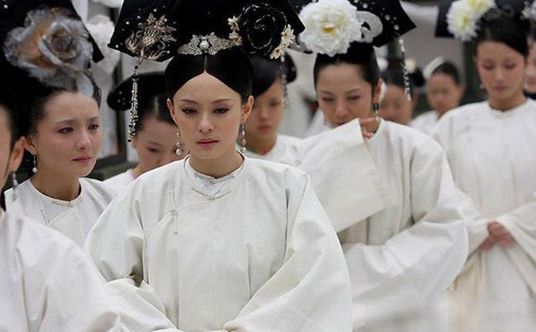Hoàng đế qua đời, phi tần phải làm một việc còn đau khổ hơn chôn sống: Lý do cực đau xót! - Ảnh 1.